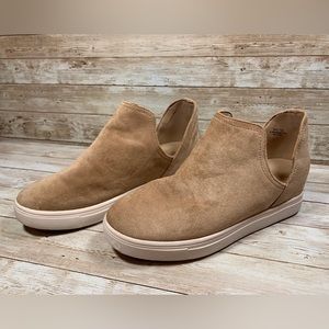 Cushionaire Hero Hidden Wedge Sneaker Brown Suede-like Size 7.5